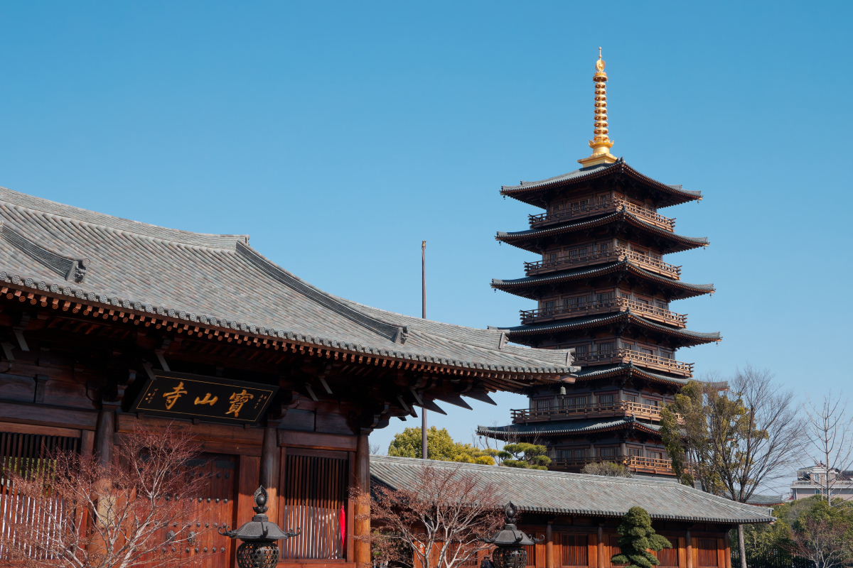 在嘉定镇的汇龙潭公园里,有一座历史悠久的宝塔—嘉定万佛宝塔,它