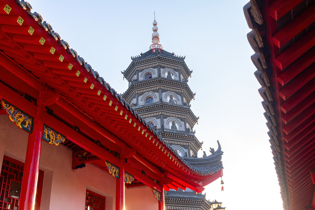 在嘉定镇的汇龙潭公园里,有一座历史悠久的宝塔—嘉定万佛宝塔,它