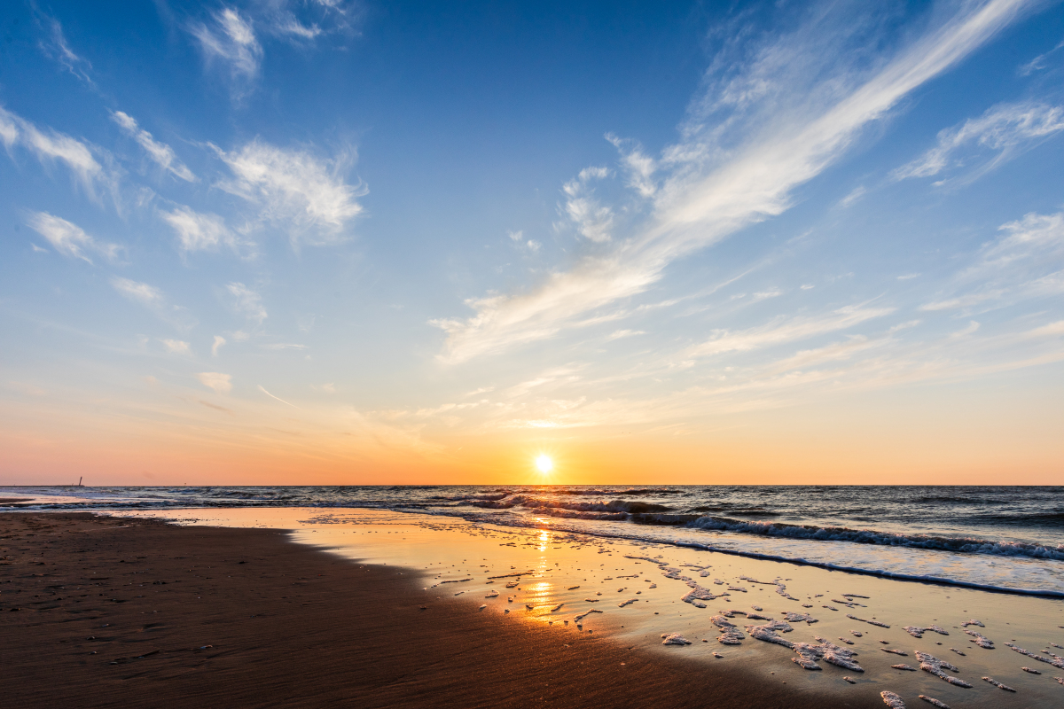 青岛海边万人见证浪漫日出的盛况,简直美得不要不要的!