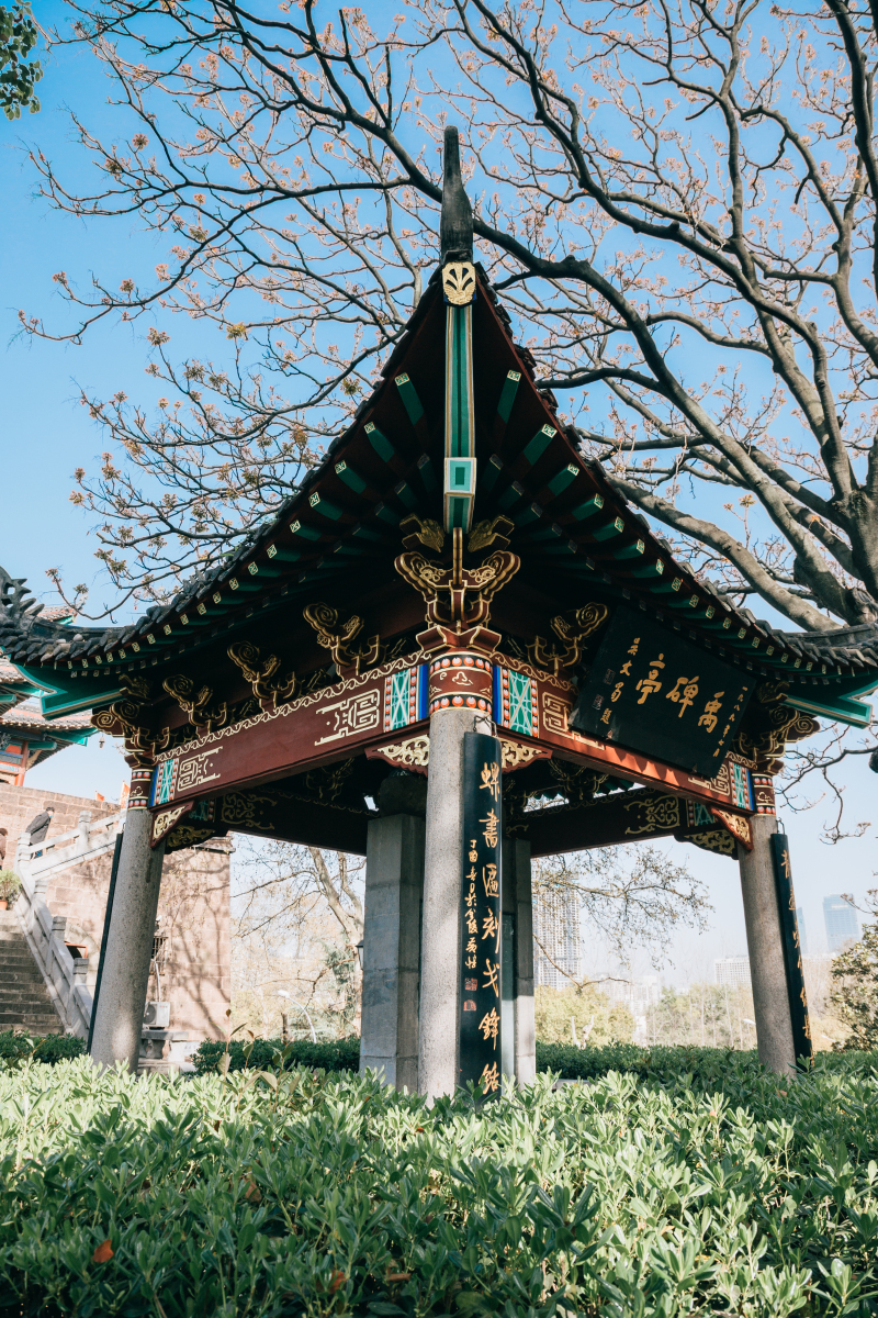 在南翔镇的古猗园里,有一座叫做补阙亭的建筑,它静静地诉说着1932年的