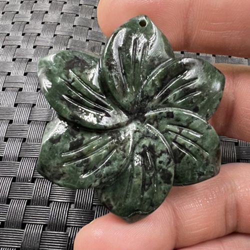 玉石挂件藏玉六班花挂件墨绿色蛇纹石玉花朵吊坠玉牌子玉坠车挂