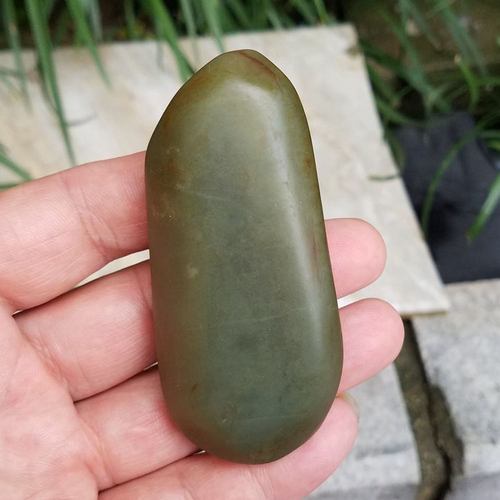 沙枣青绿肉和田玉原石毛料籽料湖水绿玉石手把件123克85*39*18mm