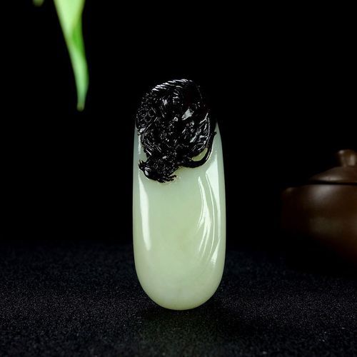 新品省级玉雕大师苏晓非工作室和田玉黑皮白玉龙行天下挂件吊坠