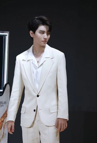 王俊凯秋季西服套装男士外套韩版职业白色两件套休闲商演小西装