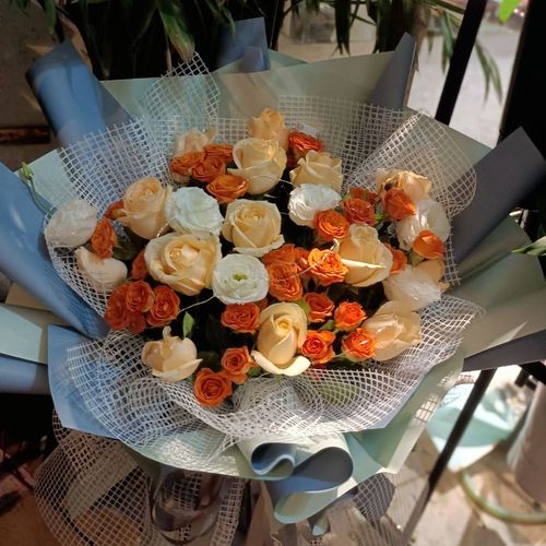 香槟玫瑰配橙色多头海蓝色深蓝色欧亚纸包装花束网格沙内衬