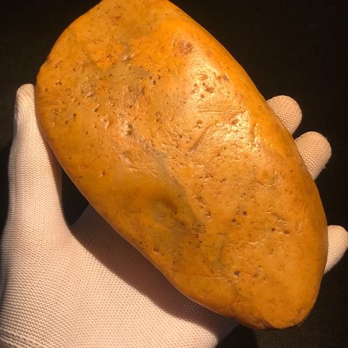 老挝石的田黄原石,皮肉全黄,表皮光滑干净,重量587克.
