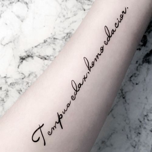 花臂少女tattoo s130 拉丁文字母纹身贴(翻译:时间盲目 人类无知)