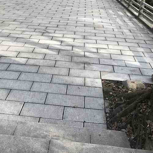 芝麻白广场砖大理石庭院地砖芝麻灰花岗岩火烧板户外天然路沿侧石