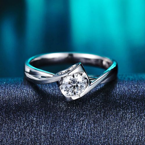 美国进口d色莫桑石天使之吻钻戒pt950铂金50分1克拉女戒结婚新款