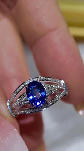 63克拉天然矢车菊蓝宝石戒指真金真钻