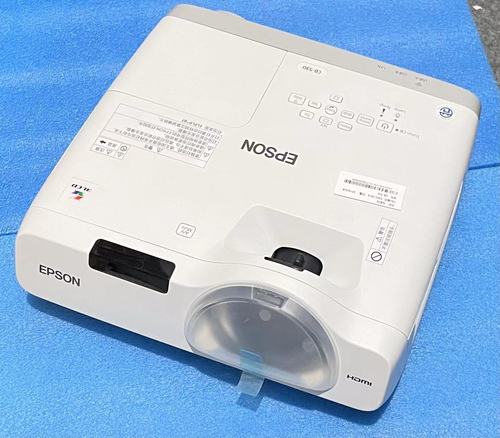 爱普生高清短焦投影机cb-530  一米80寸画面 使用时间100小时