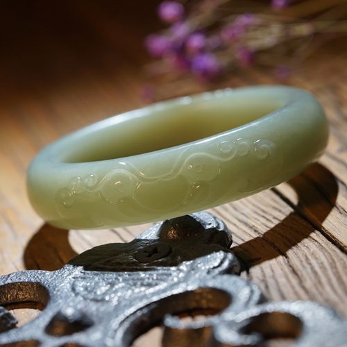 月半圆和田玉且末糖青兽面手镯女款宽条糖青玉雕刻玉镯镯子圈口56