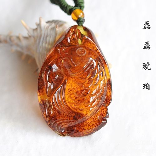 连年有鱼纯天然琥珀蜜蜡鲤鱼带皮吊坠挂件稀有风化老矿雕刻件附证