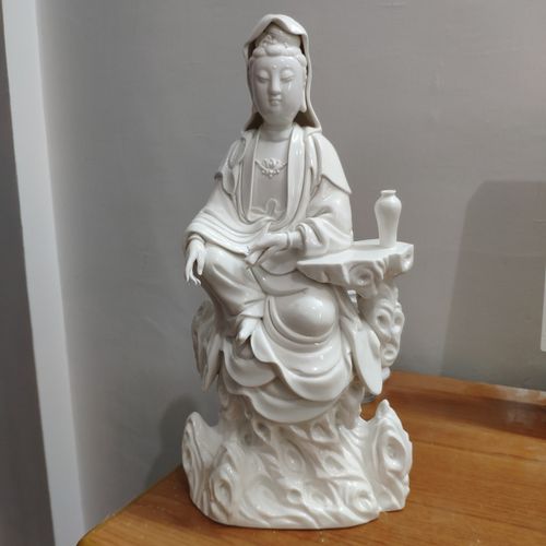 德化白瓷仿何朝宗坐岩持经观音佛像供奉保平安收藏摆件仿古