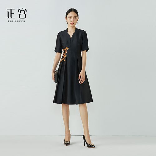 正宫礼服裙2022早春新款绣花订珠三醋酸连衣裙复古小黑裙a字裙女
