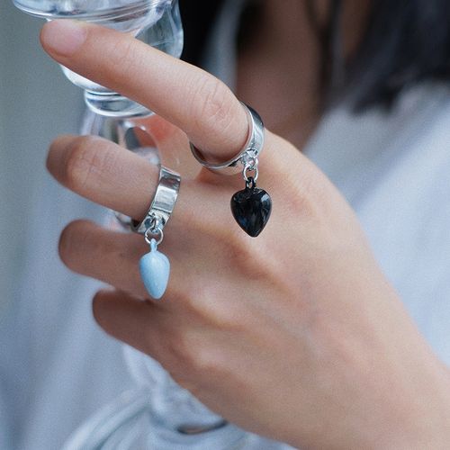 耳边铛310欧美高级感金属黑色爱心吊坠戒指蓝色食指戒小众ins指环