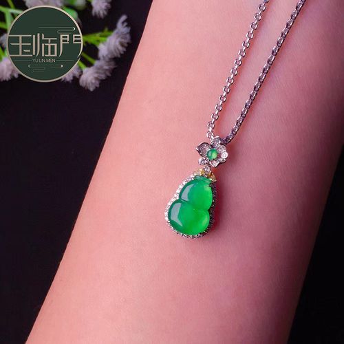 玉临门冰种阳绿翡翠葫芦吊坠女 18k金镶嵌钻石精致小巧天人莹丽
