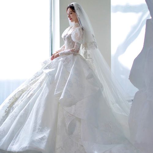 2021年秋季新款新娘主婚纱宫廷风格长拖尾森系小个子