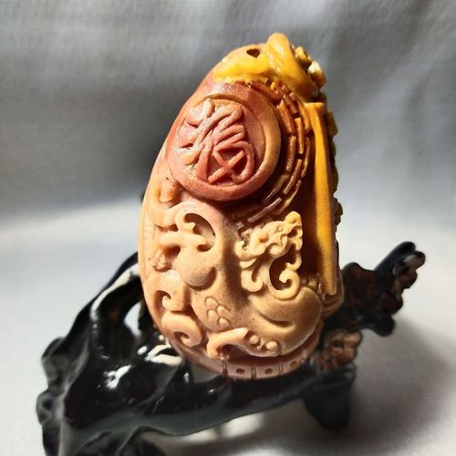 水冲籽料,天然多色,巧妙设计雕刻,仿古龙凤呈祥锦灰堆手把件!