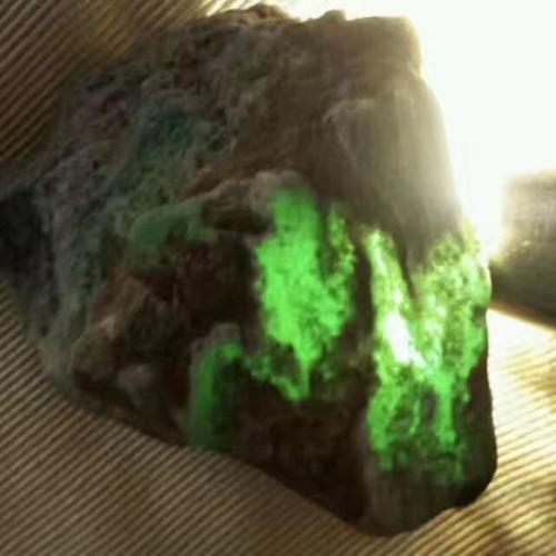 翡翠原石缅甸翡翠玉石天然冰种原石毛料原石半明料手镯料工厂定制