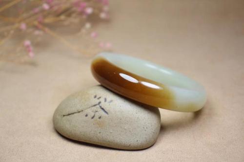 新疆和田玉且末糖白双色正装手镯