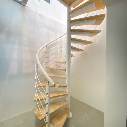 室内旋转楼梯中柱弧形复式旋转楼梯阁楼公寓别墅螺旋楼梯厂家直销