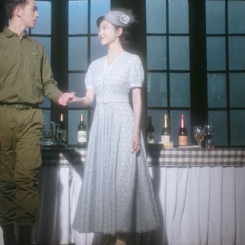 流光之城景甜冯世真同款衣服女春新款气质扇形图案蕾丝v领连衣裙