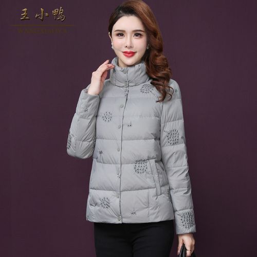 王小鸭短款羽绒服女冬装2021新款复古刺绣保暖白鹅绒加厚妈妈外套