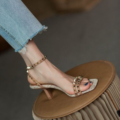 顺势潮流【玖橱】铆钉凉鞋女中跟新款百搭细跟罗马鞋ins网红高跟