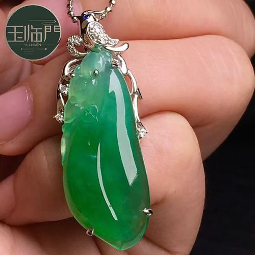 玉临门冰种阳绿翡翠福瓜吊坠女 18k金镶嵌钻石耀眼迷人清爽