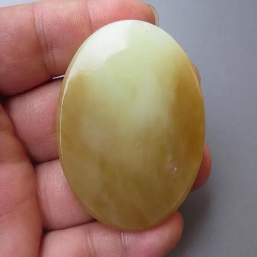 62克和田玉透闪石老黄玉 糖黄白老玉莲花观音牌子 挂件