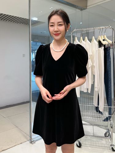 widelia 陈姬儿2022新款早春季法式连衣裙v领小黑裙短裙7110