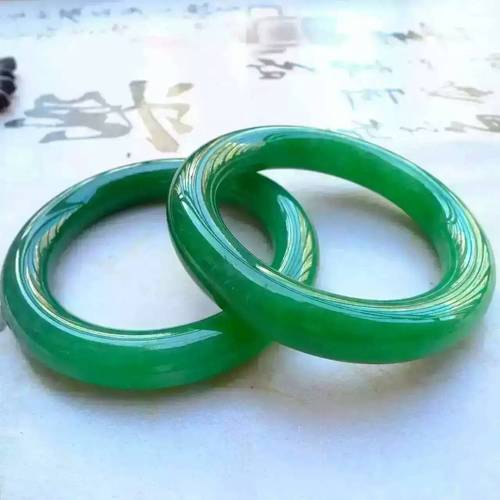 翡翠手镯帝王绿圆条颜色漂亮价格惊爆