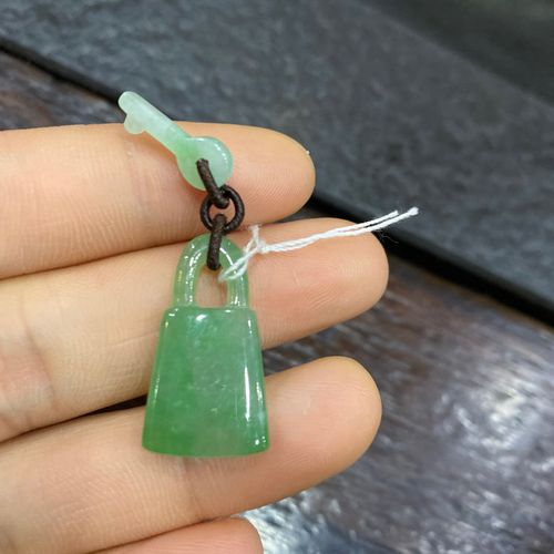 冰种阳绿翡翠锁吊坠