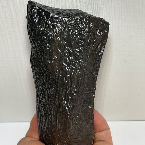 新疆哈密大南湖戈壁地表皱纹泥石黑色满纹象形天然摆件底座手把件