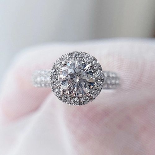 英皇金尊 白18k金四爪钻石女戒 群镶结婚钻石戒指 求婚订婚钻戒女