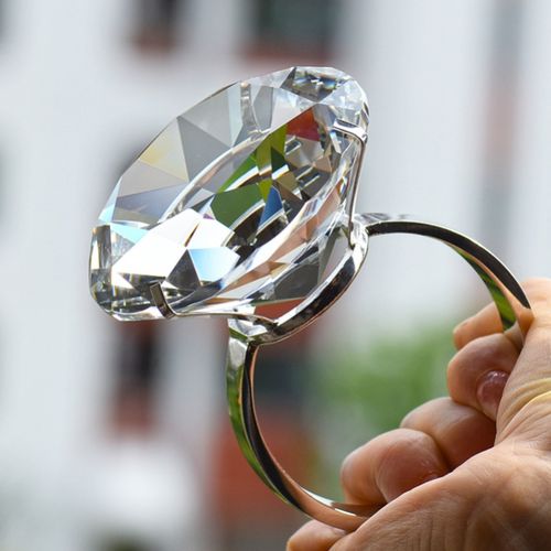 oω美印情℃ 水晶戒指女超大钻戒玩具大钻石戒指道具大钻戒恶搞钻石款