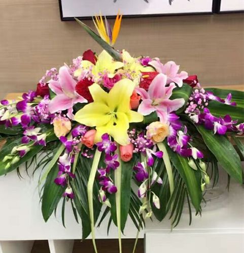 商务会议演讲台鲜花桌花签到杭州鲜花店同城速递送货台花开业庆典
