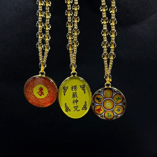金属贴片楞严咒挂件护身符藏金版吊坠寺庙结缘椭圆六字真言项链
