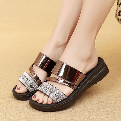 2021夏季新款女士凉拖中老年妈妈拖鞋水钻软底防滑坡跟一字拖外穿