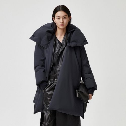 江南布衣集团丨新款时尚几何新颖高领保暖中长款羽绒服女