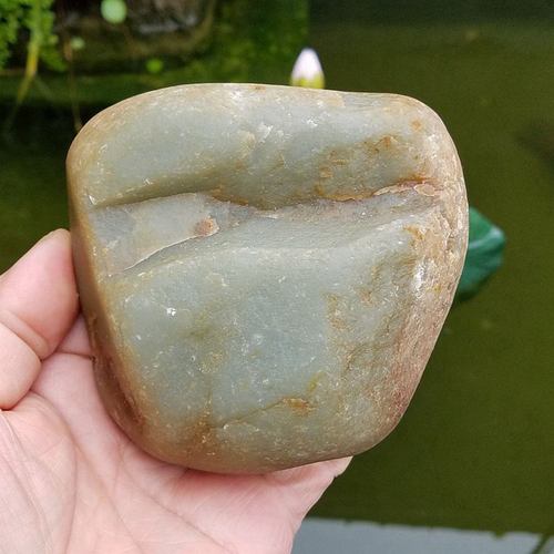 鸭蛋青和田玉原石毛料籽料真皮原石练手料938克102*98