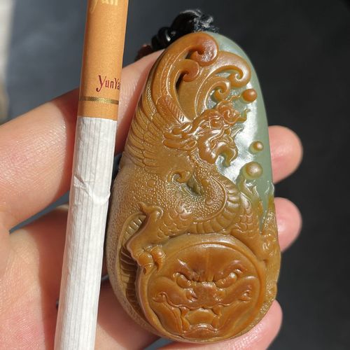 方言和田玉放大漏俏色巧雕黄皮油润细腻沙枣青籽料麒麟吊坠把件o