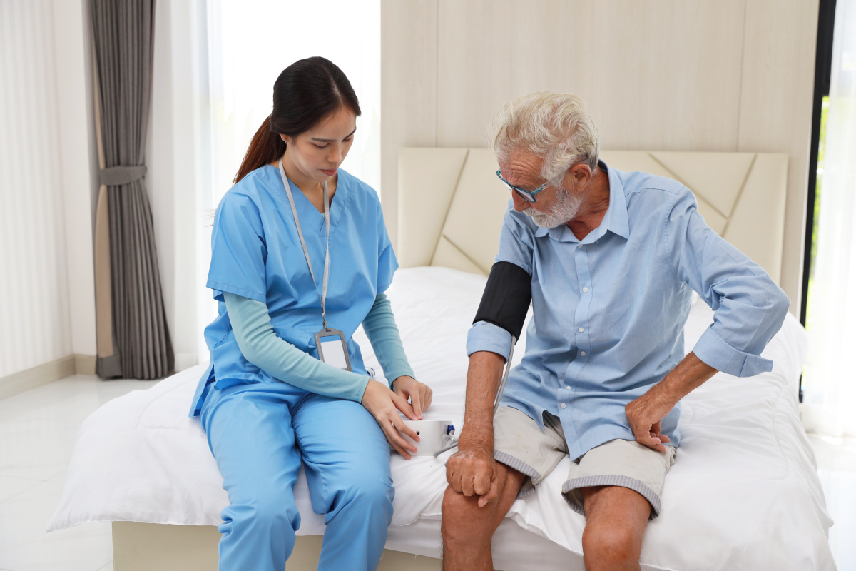 去哪里报名老年人照护师证书?怎么考取?含金量咋样?多久拿证?