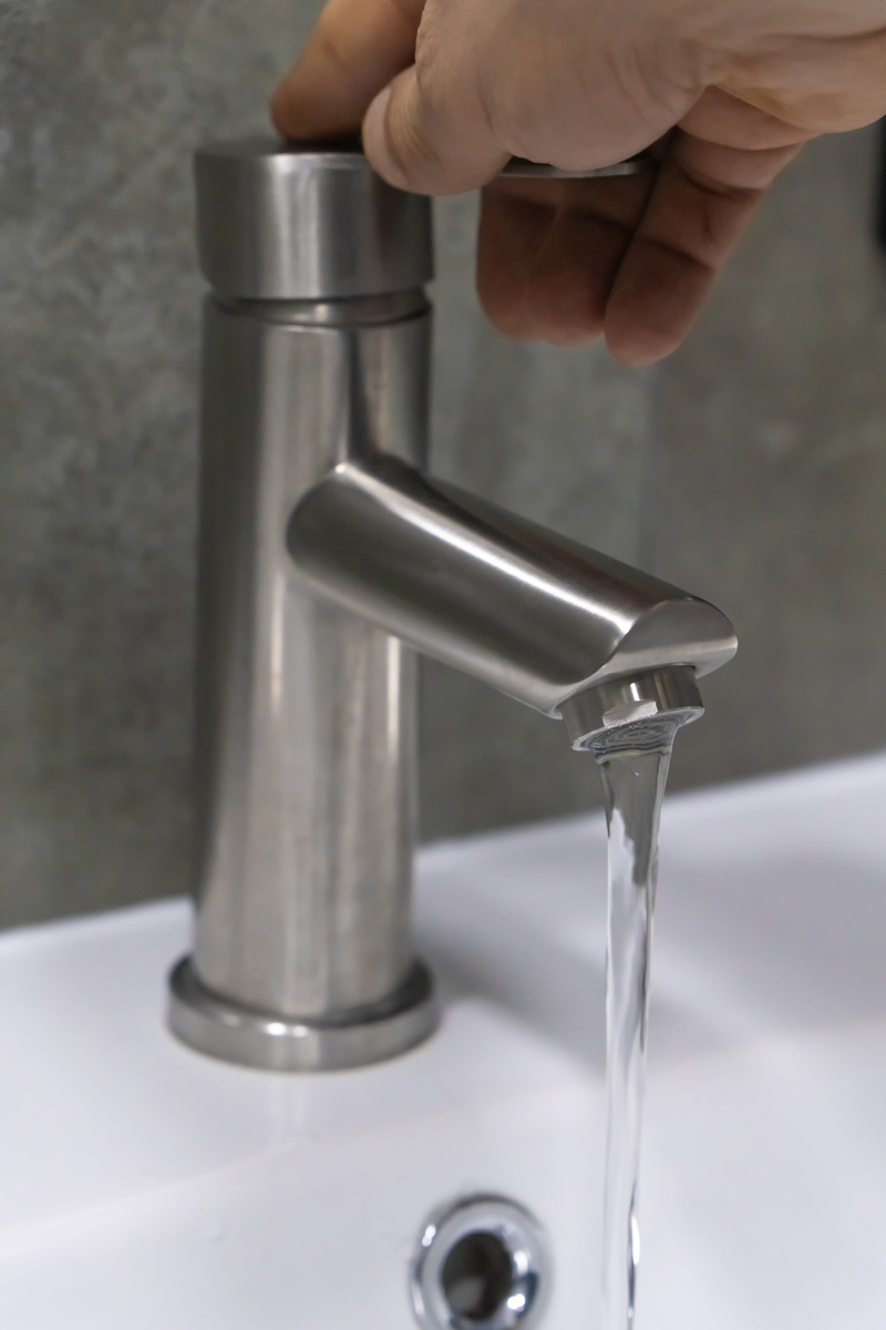 水龙头放水图片洗手间水龙头流水进洗漱池水龙头流水图片水龙头打开