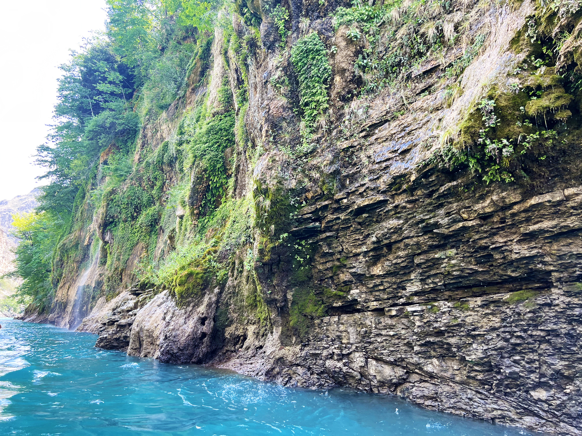 河水湛蓝如宝石,在岩石间奔腾流淌