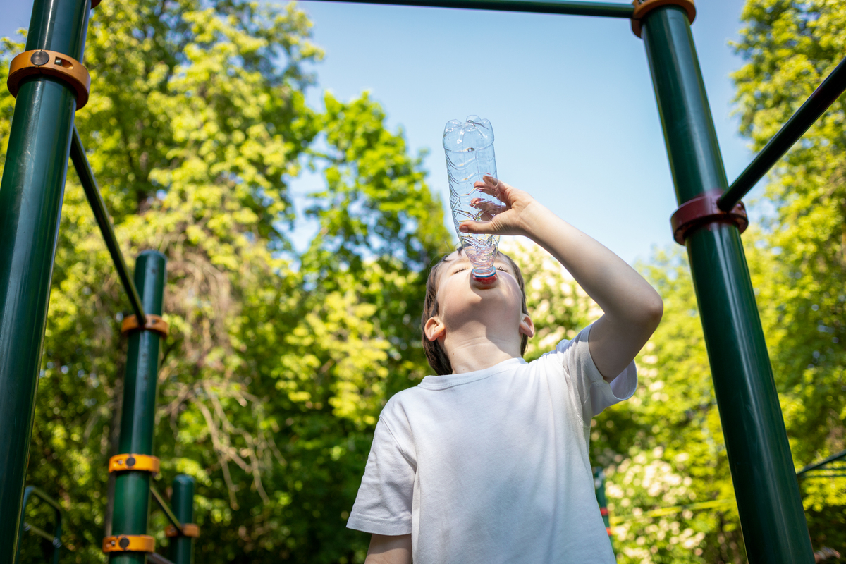 这起事件虽被定性为恶作剧,但伤害的严重性却让人无法忽视