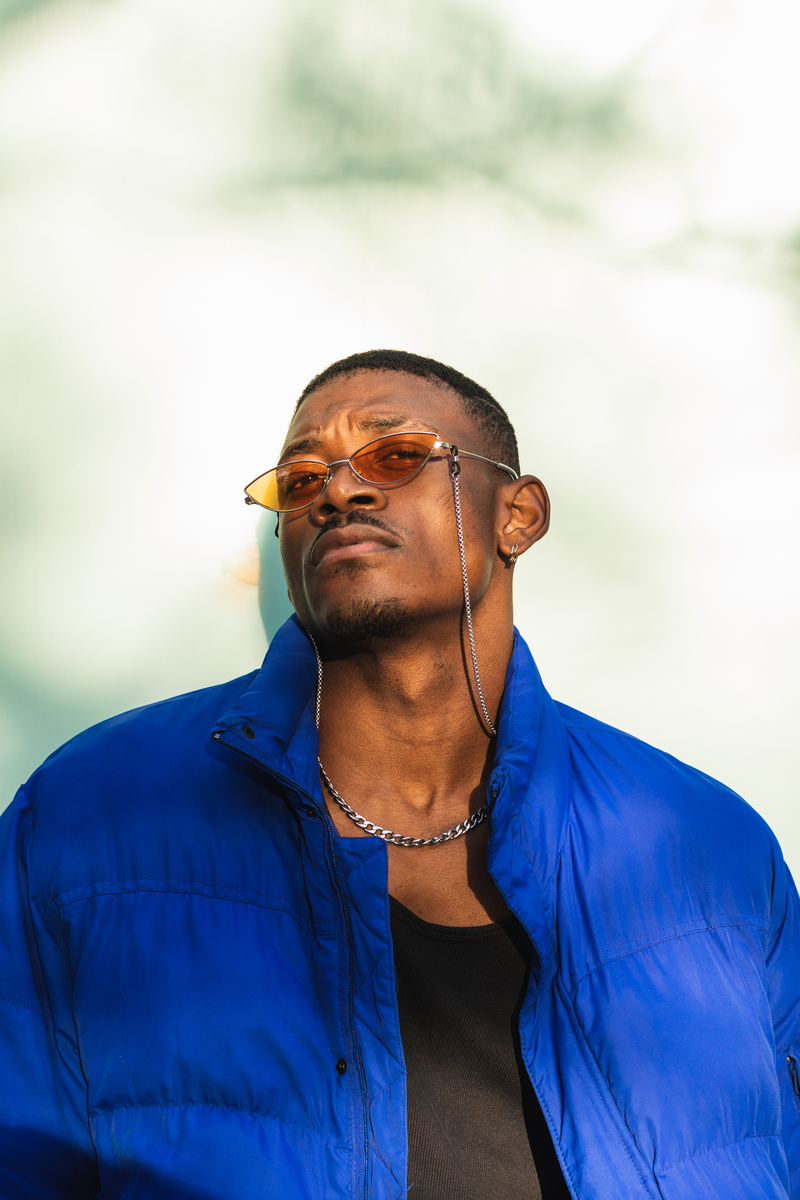 第一个:因为黑人男性在身体方面可能不如一些其他种族的男性强壮