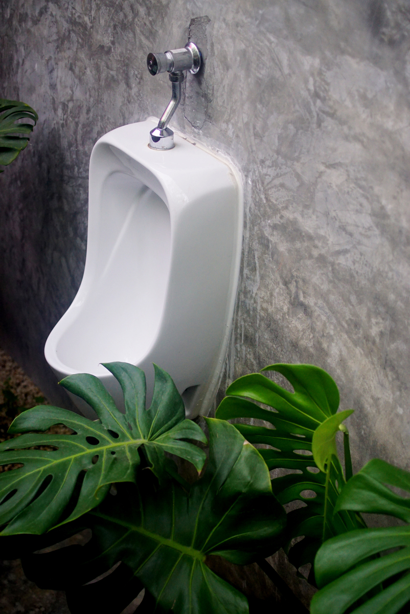 是不是因为女厕太少,导致女游客涌入男厕呢?