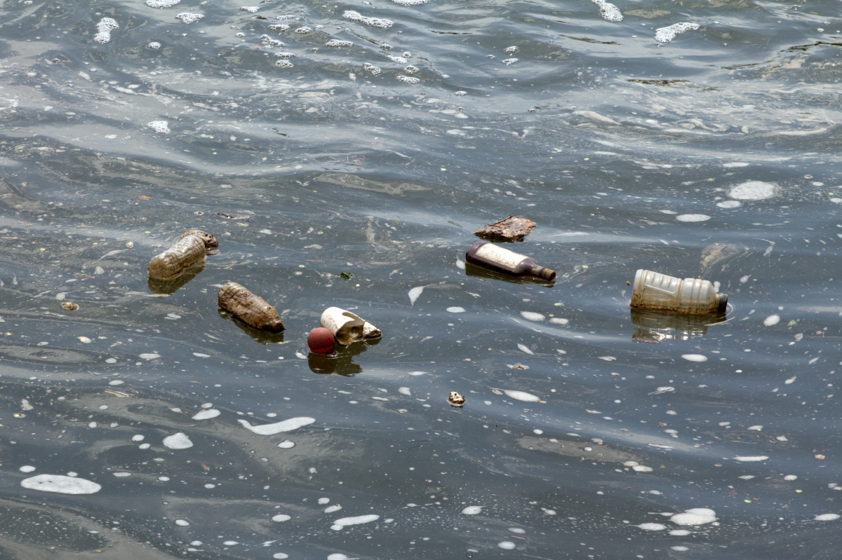 塑料污染已成为全球性的环境问题,每年有数百万吨的塑料垃圾涌入海洋